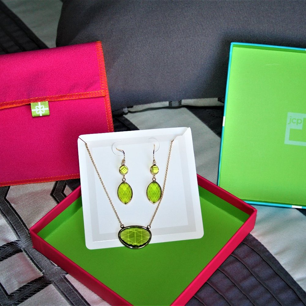 Beautiful Green and gold Necklace and Earring Set